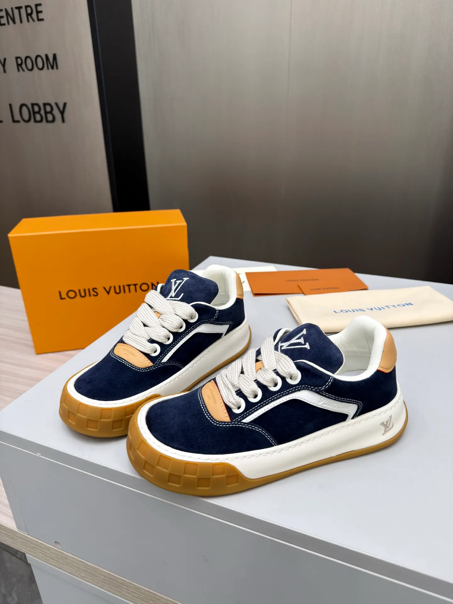 Men's men's shoes pP640! Top version LV-Louis Vuitton-classic catwalk new style, empty glue process·original 1:1 development and reproduction! ! The upper foot is very comfortable. It is made of luxurious materials and fine workmanship. The midsole is printed with English letters "Made in Europe". The upper is made of calfskin imported from Italy. The side is decorated with the brand's LOGO and signature. The latest latex foot pads and mesh lining make the foot feel super comfortable. The original two-color TPU combination outsole is specially provided by the original factory. Bag technology Goodyear stitched edges Fabric: Exclusive custom first-layer cowhide Accessories: Exclusive private model Vuitton logo, lining: Customized silk mesh lining - first-layer silk cowhide lining Outsole: TPU combination outsole wear-resistant, non-slip and anti-yellowing Foot pads: new latex pads-mesh sweat-absorbent Counter technology: fully computerized sewing machine wire drawing Toe box back cover Hot and cold shaping Full set of pull-top last with medium and low logo pattern Code number 39-45